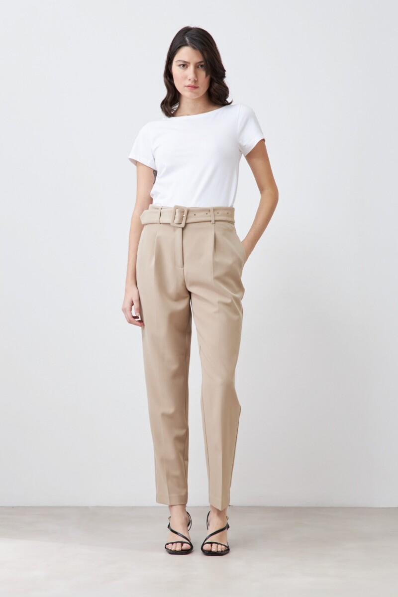 Pantalón sastrero con pinzas y cinturón beige