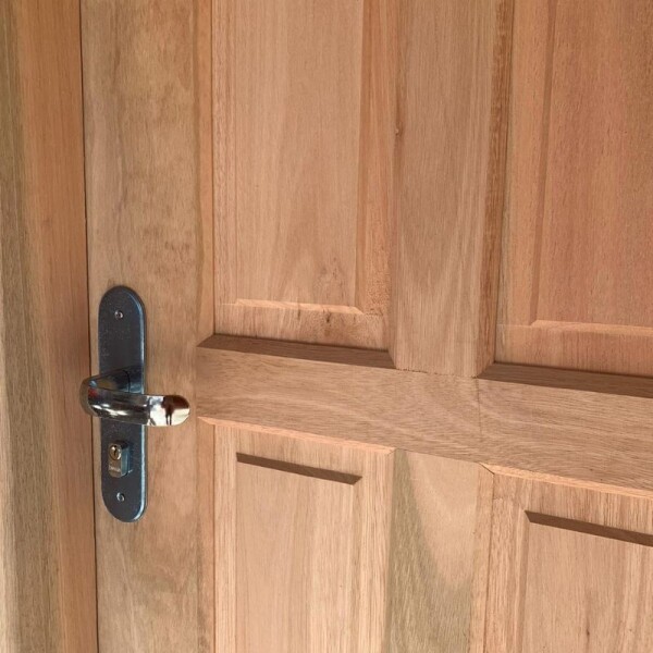 PUERTA EXTERIOR 0,78 X 2,05 MT TABLERO VERTICAL EUCALIPTO - DERECHA PUERTA EXTERIOR 0,78 X 2,05 MT TABLERO VERTICAL EUCALIPTO - DERECHA