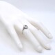Anillo en platino, zafiro y brillantes. Anillo en platino, zafiro y brillantes.