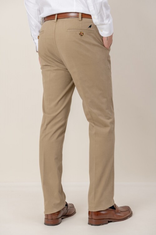 Pantalón gabardina classic fit Tostado