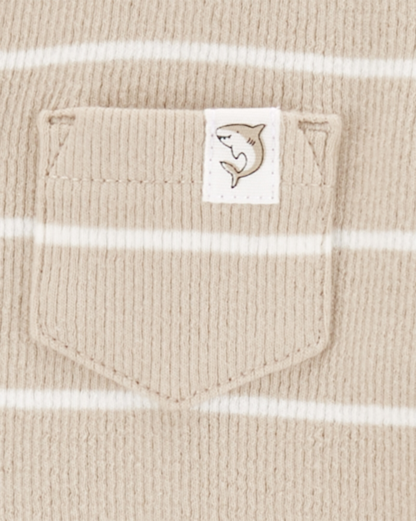 Set tres piezas de algodón, short, remera henley y body diseño tiburones Set tres piezas de algodón, short, remera henley y body diseño tiburones