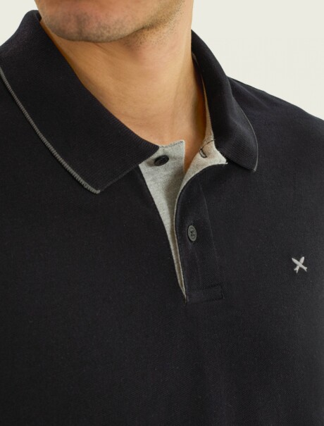 CAMISA DE CUELLO CON BORDADO NEGRO