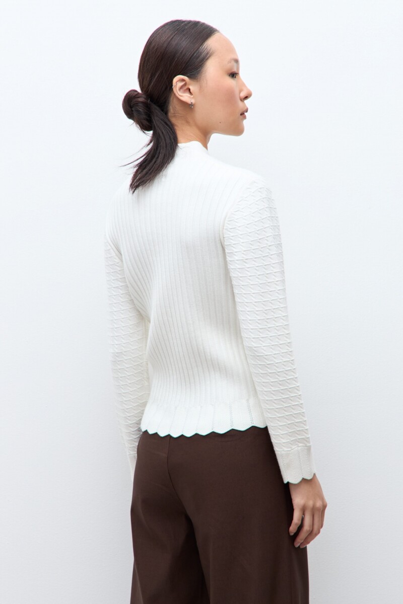 Media polera con estructuras crudo