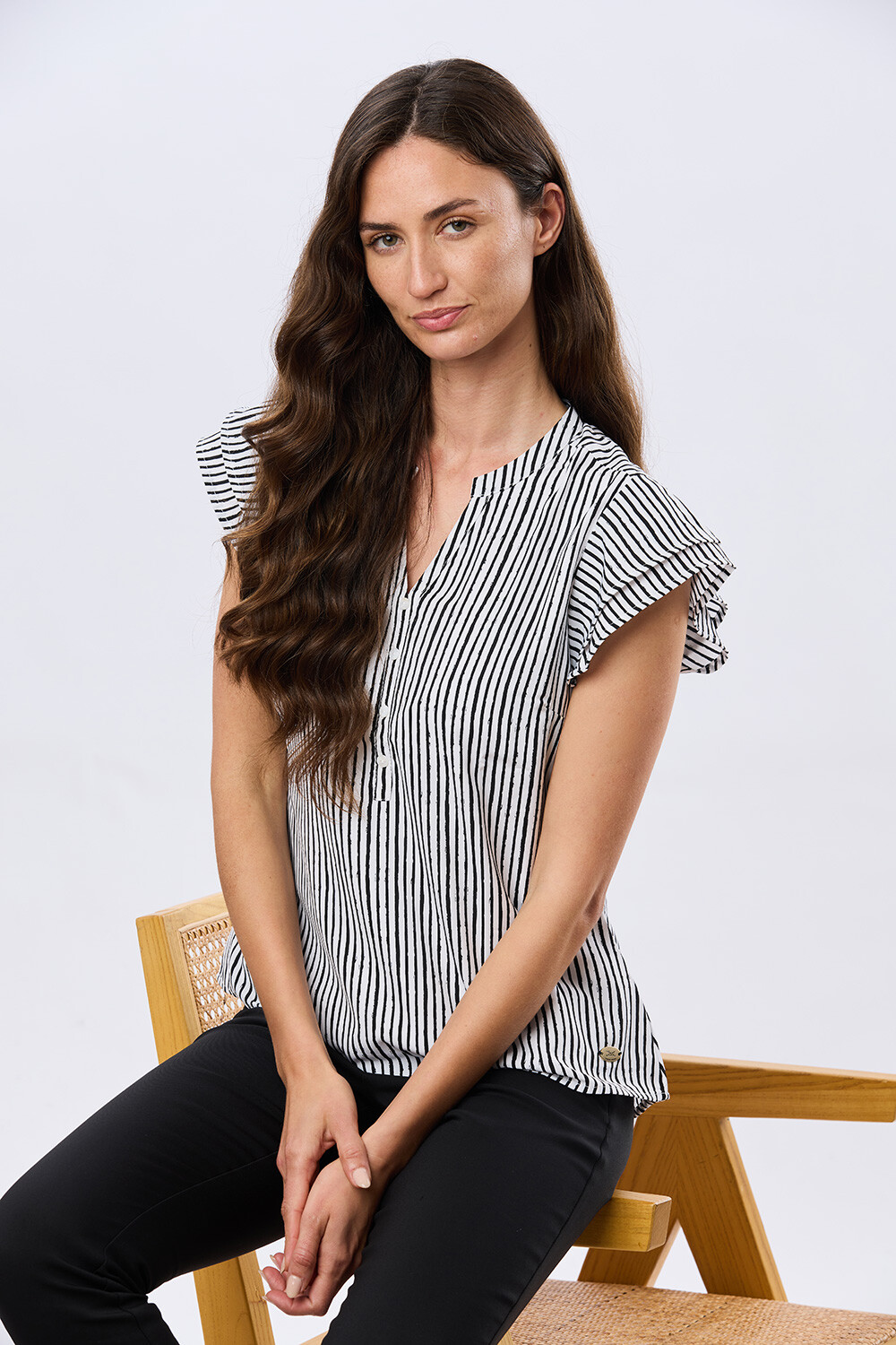 BLUSA ESTAMPADA CON VOLADOS Rayanegra