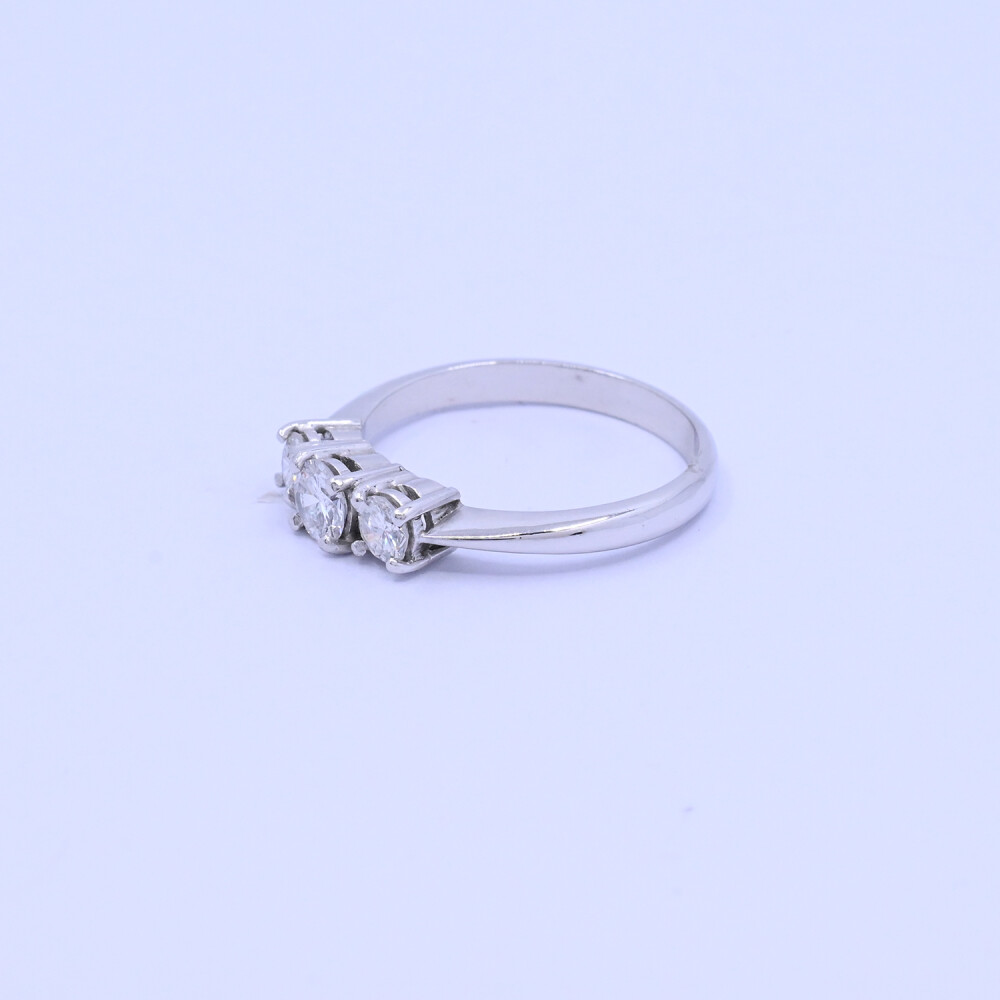 Anillo 18 k blanco con 3 brillantes engrace 4 puntas. Anillo 18 k blanco con 3 brillantes engrace 4 puntas.
