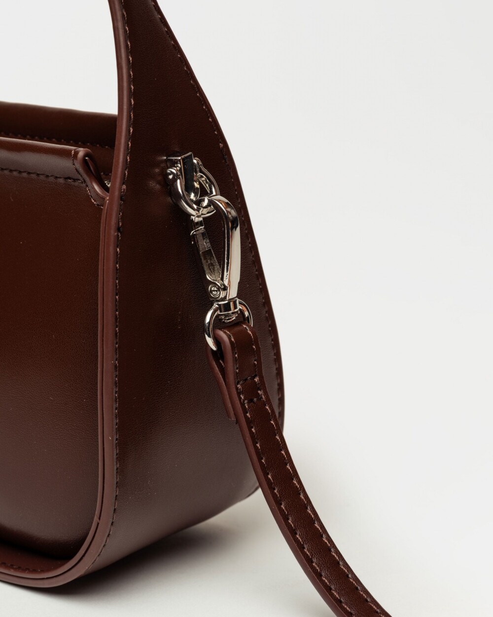 Cartera al hombro Leaf en efecto cuero liso Marron
