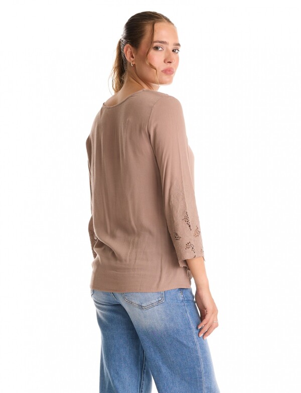 Blusa Esc V Det Calado TOSTADO