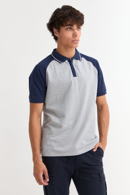 Remera polo manga corta combinada GRIS