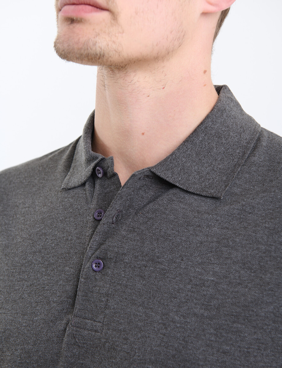 520857 REMERA FERAUD Gris Oscuro