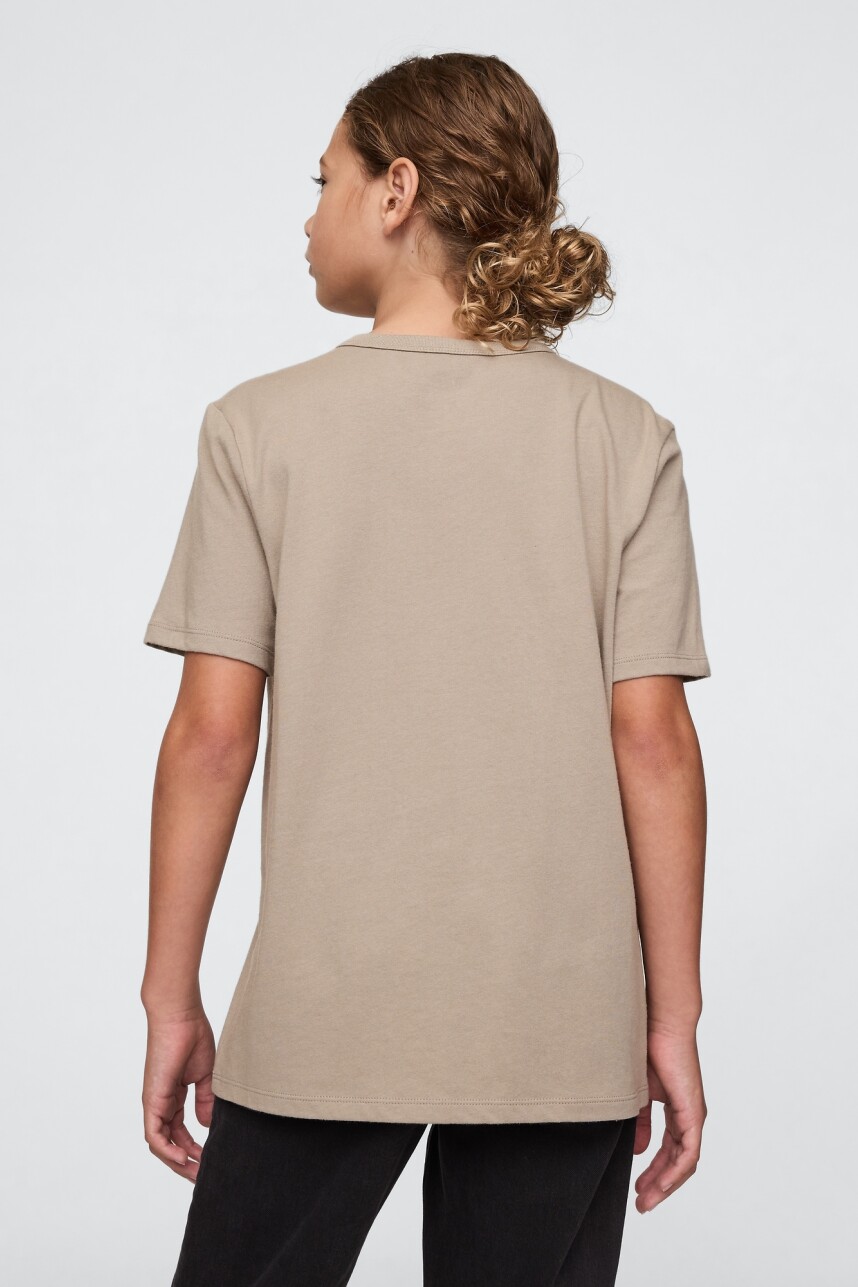 Remera Logo Gap Niño Roasted Cashew 17-1105