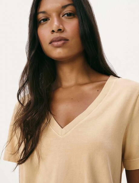 CAMISETA BÁSICA DE ALGODÓN ESCOTE V AMARILLO
