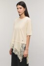 REMERA LACE Crudo