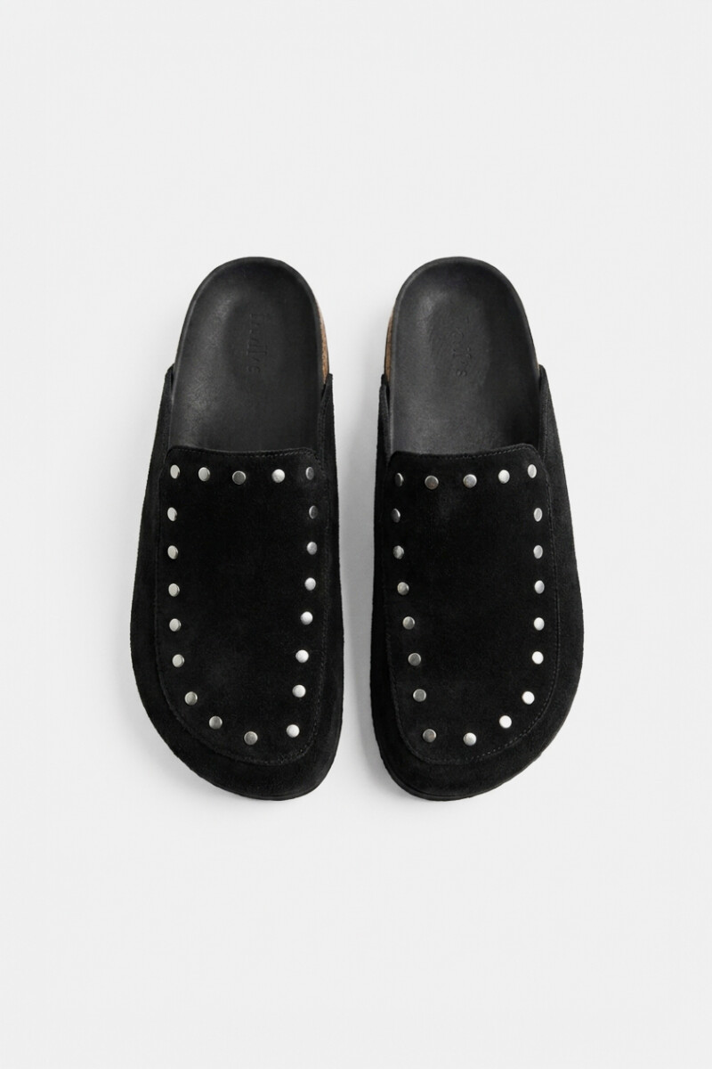 Zueco tachas simil gamuza negro