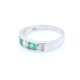 Anillo en oro 18k blanco con brillantes y esmeraldas. Anillo en oro 18k blanco con brillantes y esmeraldas.
