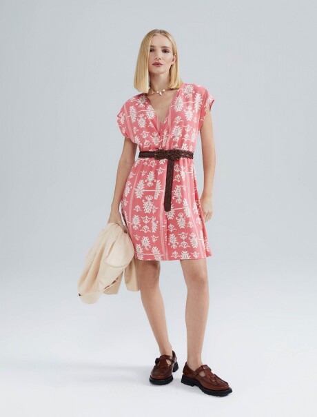 VESTIDO CORTO CON ESCOTE EN V ROSADO