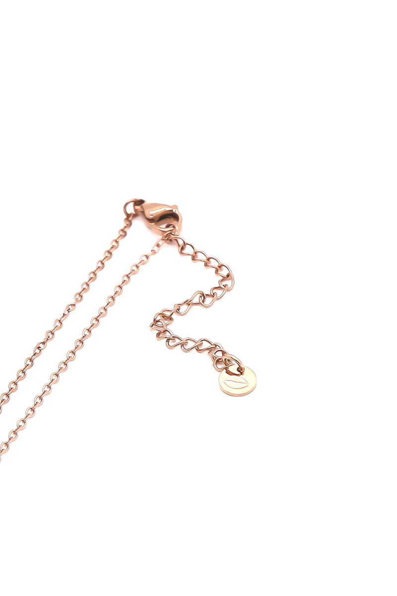 Collar con dije de corazon en piedra Oreiro dorado