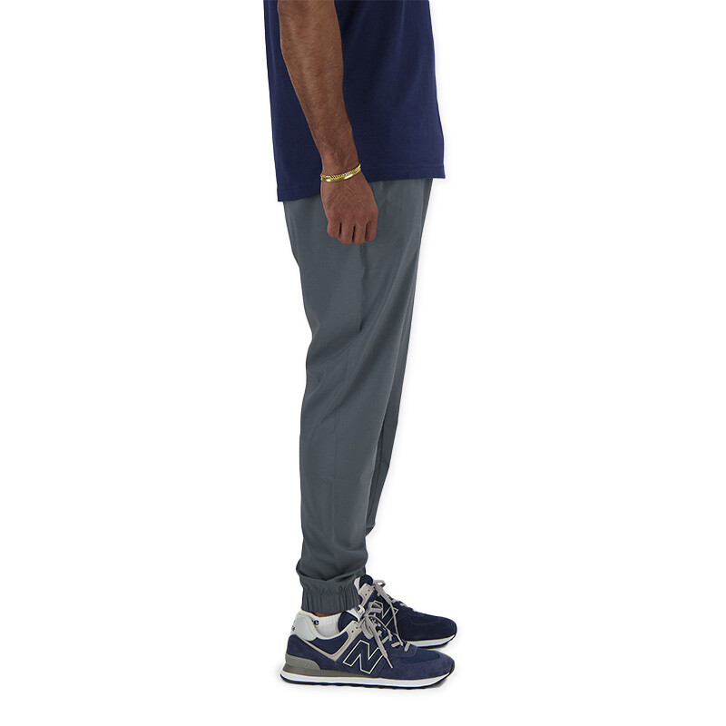 Pantalón New Balance Sport Essentials Woven Jogger Gris