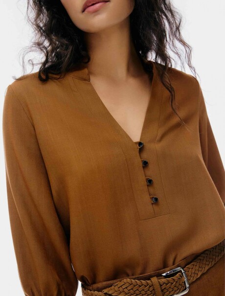 BLUSA ESCOTE V CON BOTONES MARRÓN