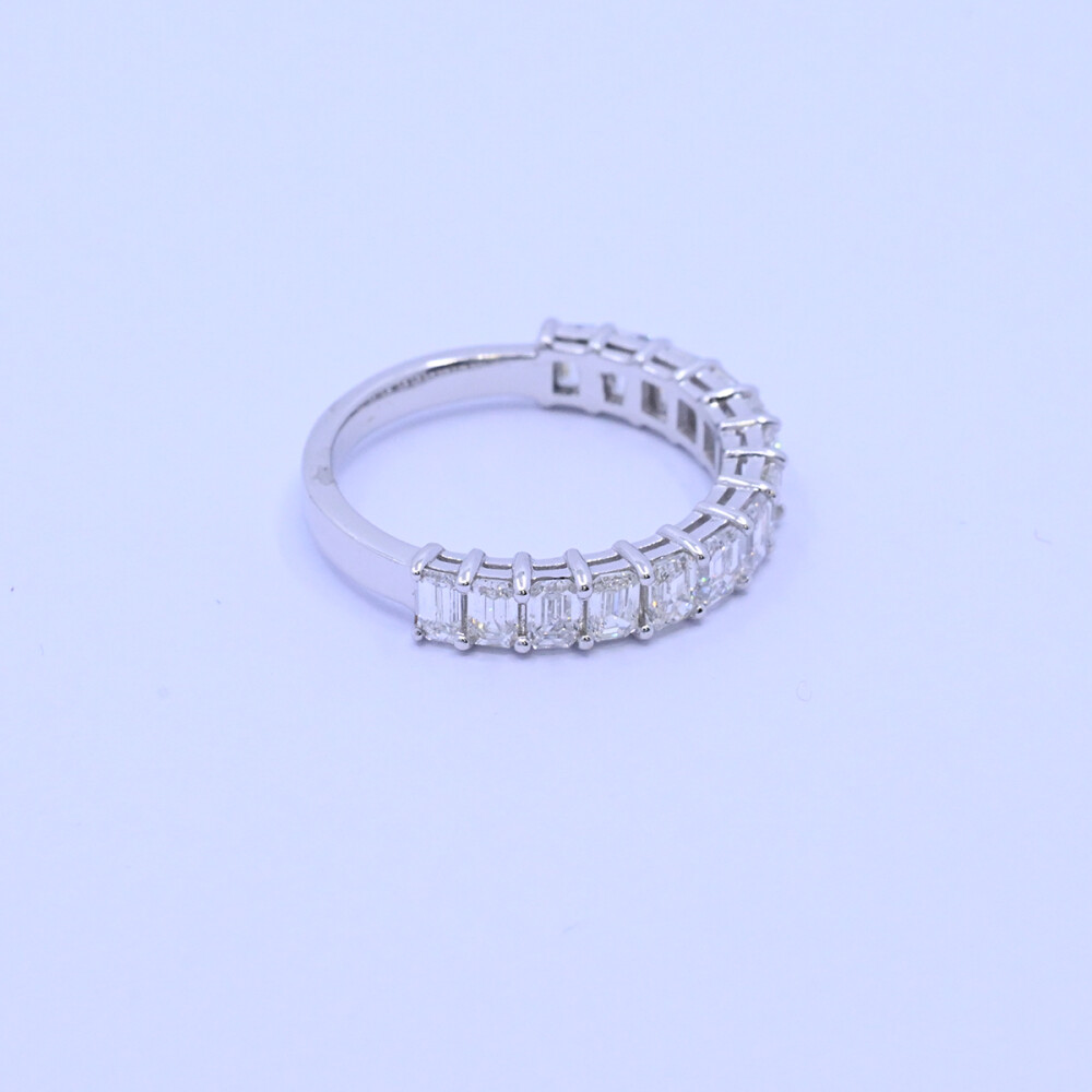 Anillo medio sin fin 18k blanco con 14 brillantes tallado esmeralda. Anillo medio sin fin 18k blanco con 14 brillantes tallado esmeralda.