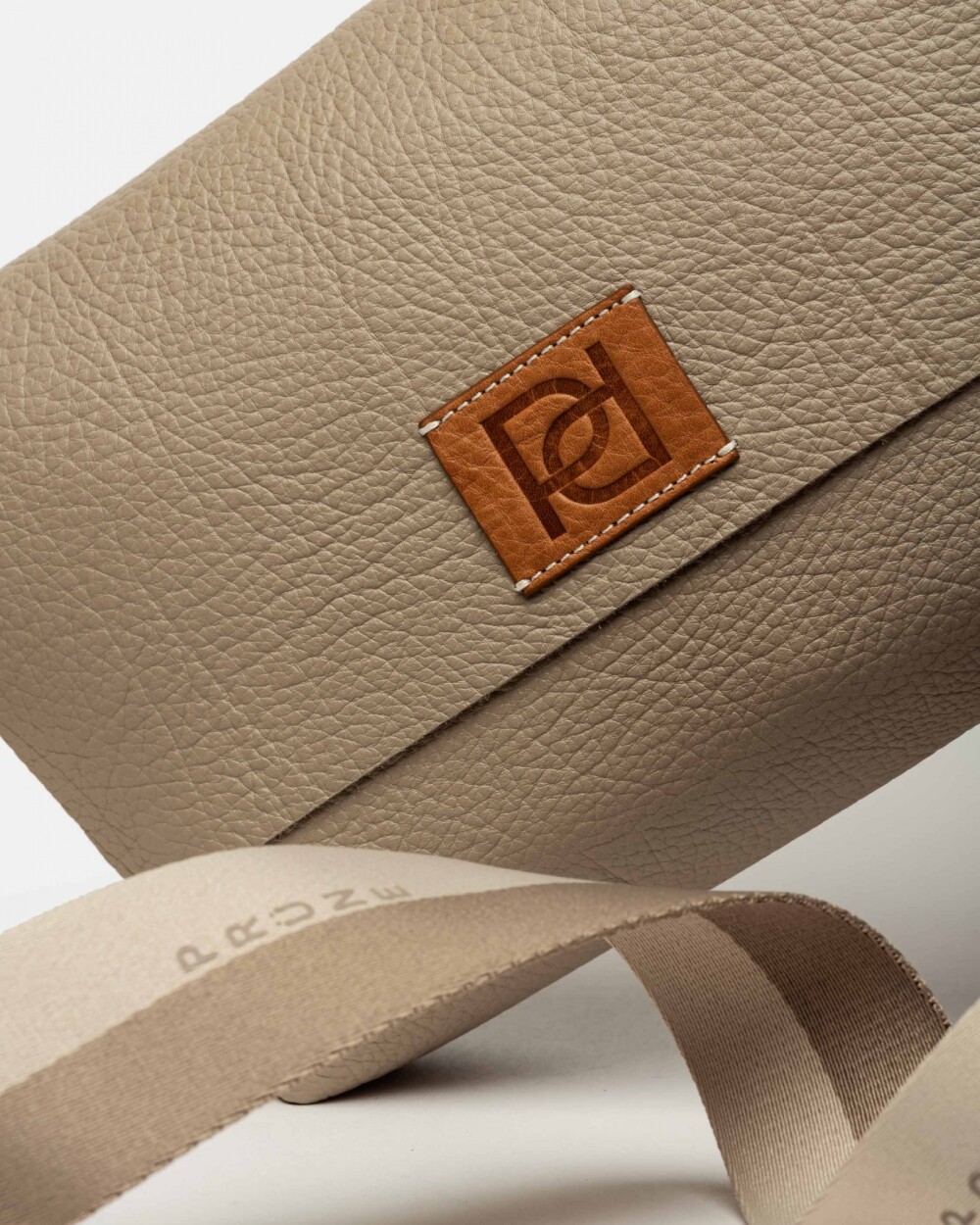 Bandolera Nina en cuero graneado Taupe