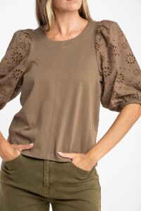 Remera Manga Globo Broderie Oliva