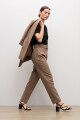 Pantalón sastrero con cinturón topo
