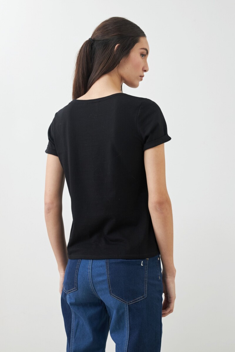 Remera escote a la base negro