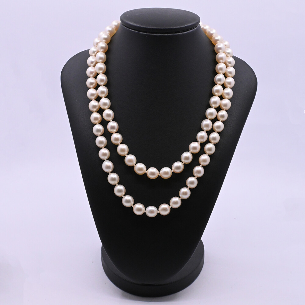 Collar de perlas 2 hilos con broche oro 18k blanco con esmeralda central y brillantes. Collar de perlas 2 hilos con broche oro 18k blanco con esmeralda central y brillantes.