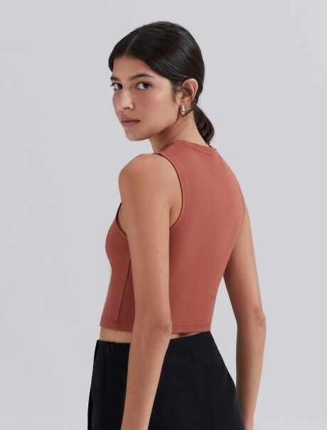 MUSCULOSA CROPPED BÁSICA MARRÓN