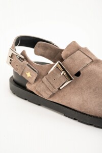 Zueco Cuero Con Hebillas Vison