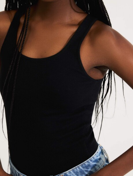 MUSCULOSA BÁSICA EN TELA ACANALADA NEGRO