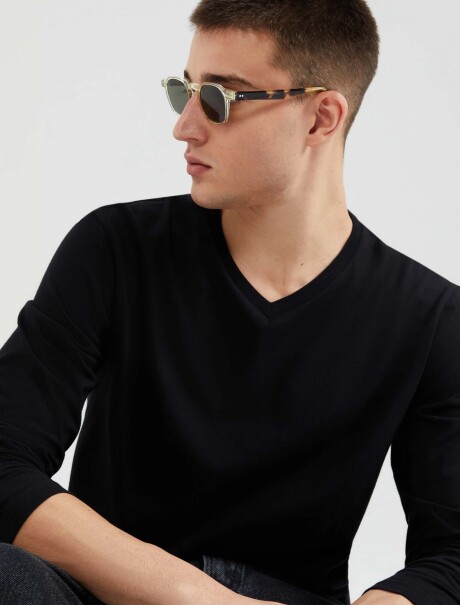 CAMISETA UNISSEX CON ESCOTE V NEGRO