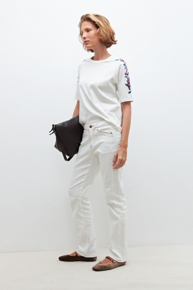 Remera con bordado floral crudo