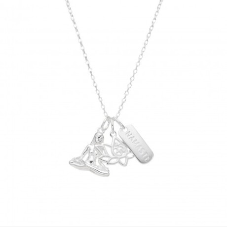 Conjunto de cadena en plata 925 y dijes, NAMASTE. Conjunto de cadena en plata 925 y dijes, NAMASTE.