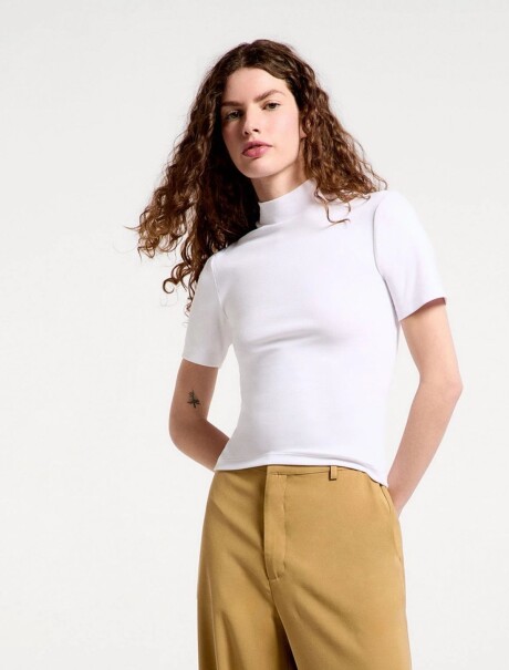 BLUSA DE CUELLO ALTO EN TELA ACANALADA BLANCO