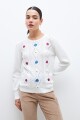 Sweater con bordado floral crudo