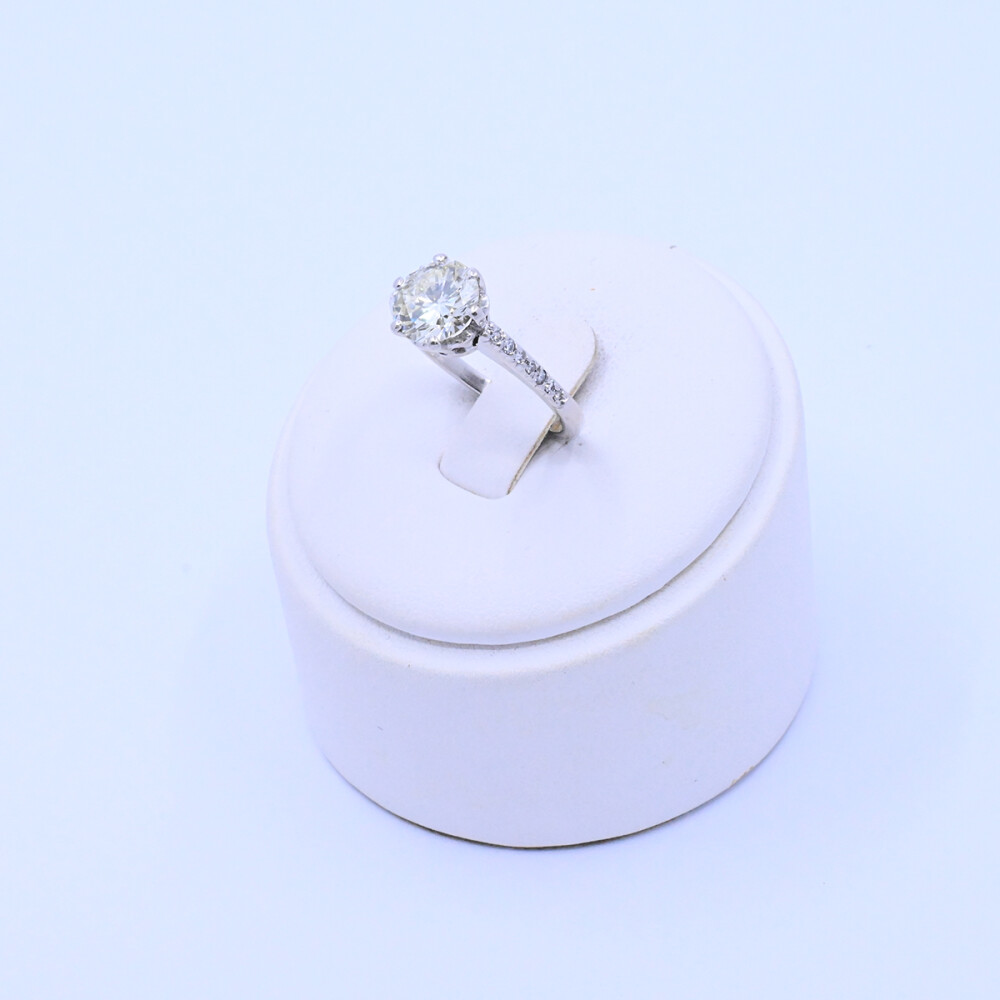 Anillo platino con brillantes. Anillo platino con brillantes.