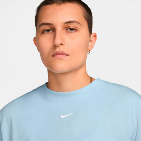Remera Nike Sportswear Tee Essentials de Mujer Azul