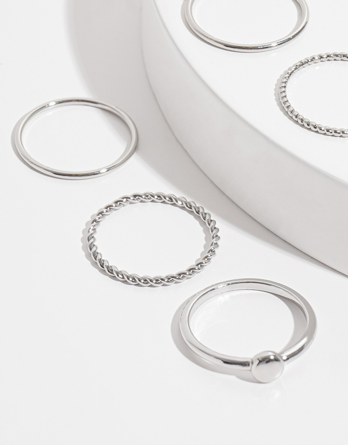 Los Anillos De Compromiso De Boda De élite Hechos De Diseño Original De Oro  Bello Decoración De Boda Oficial Foto de archivo - Imagen de elegancia,  blanco: 379866834, image size:1172x1500