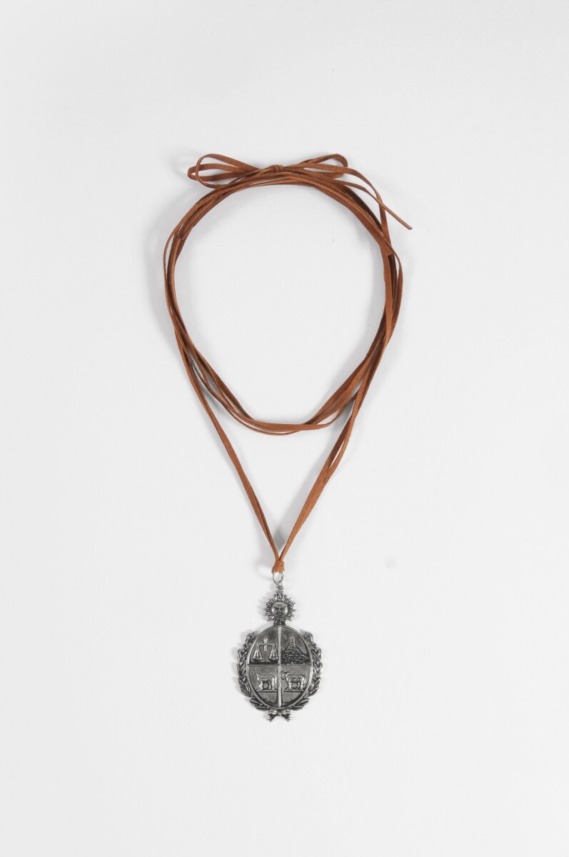 Collar cordón escudo - plateado 