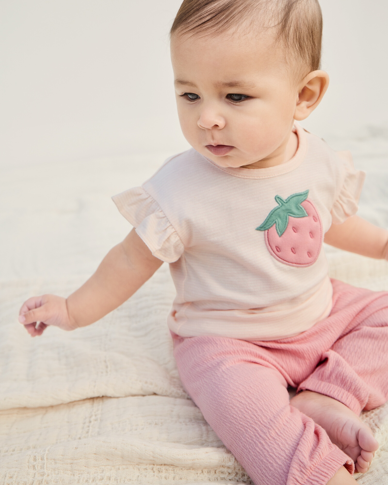 Set tres piezas de algodón, pantalón, blusa y vincha, rosado, estampa frutilla Set tres piezas de algodón, pantalón, blusa y vincha, rosado, estampa frutilla