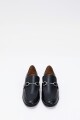 Mocasín con hebilla metálica negro