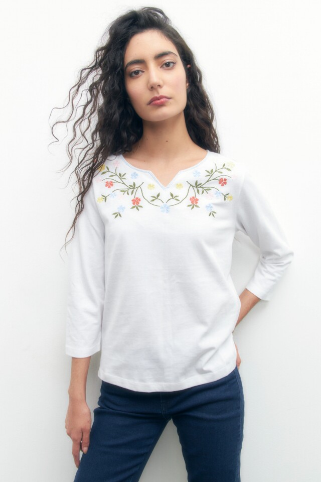 Remera con bordado floral blanco