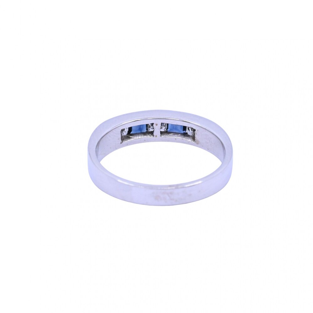 Anillo medio sin fin oro 18 k blanco, engarce carril con brillantes y zafiros azules. Anillo medio sin fin oro 18 k blanco, engarce carril con brillantes y zafiros azules.