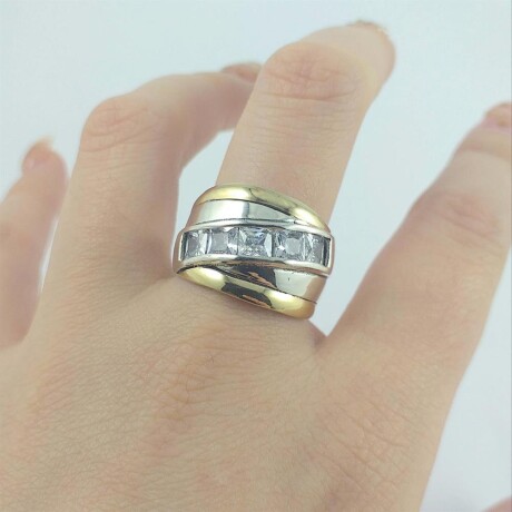 Anillo de plata 925 con detalles de double en oro 18 Ktes y circonias baguette cruzadas. Anillo de plata 925 con detalles de double en oro 18 Ktes y circonias baguette cruzadas.