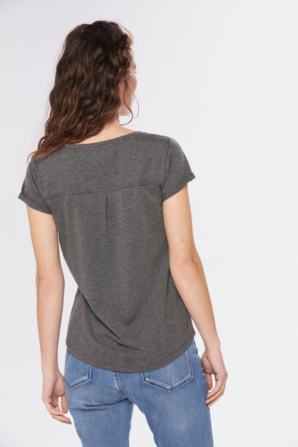 REMERA CON BOTONES Negro