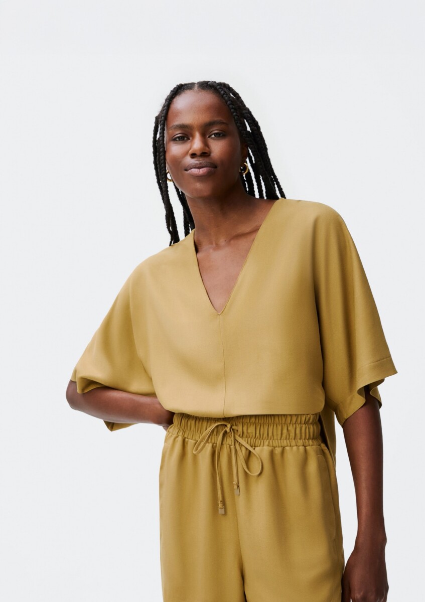 BLUSA CON ESCOTE EN V - MARRÓN 