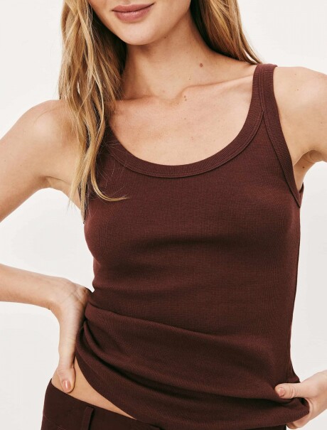 MUSCULOSA BÁSICA EN TELA ACANALADA MARRÓN