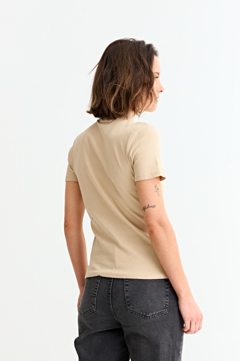 Remera m/c con cuello media polera BEIGE