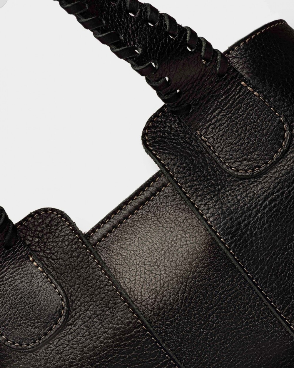 Cartera de mano The Braided en cuero vegetal liso Negro